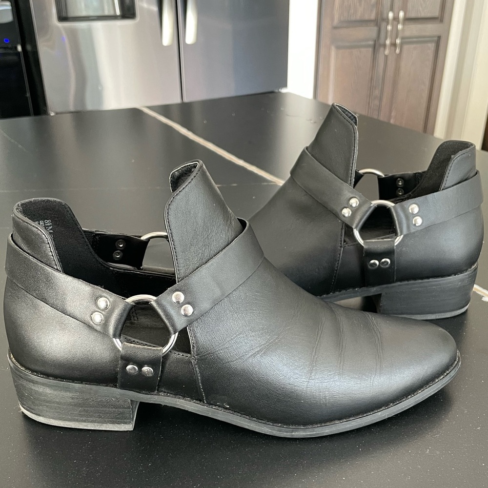 Size 8.5 leather bootie